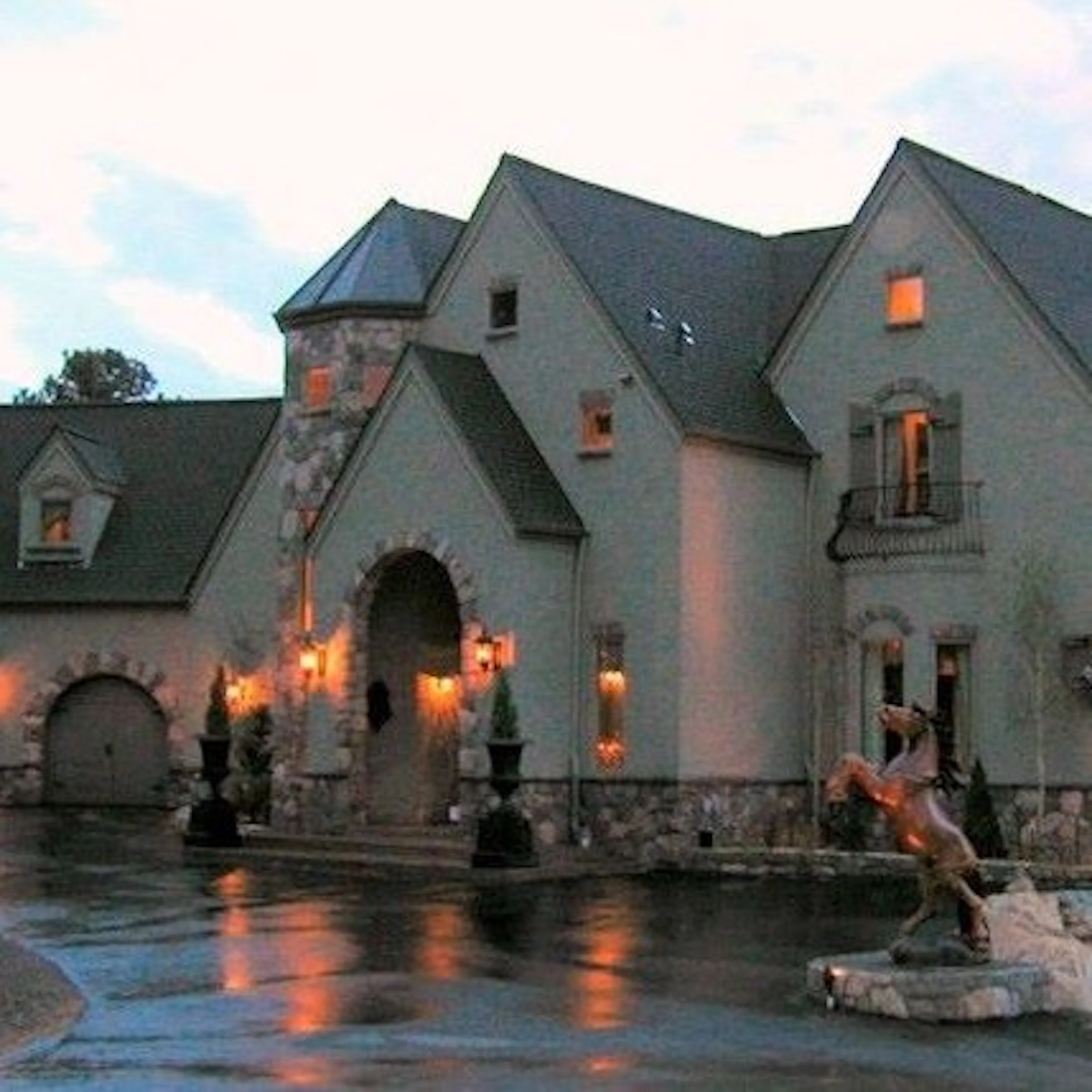 Arrowhead Manor Inn Bed & Breakfast & Event Center logo