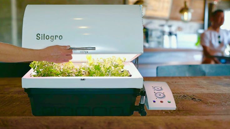 Full spectrum led dome Baths your plants in perfect lighting!