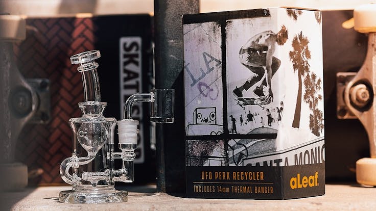 The aLeaf UFO Perk Dab Rig Comes with Quartz Banger Nail