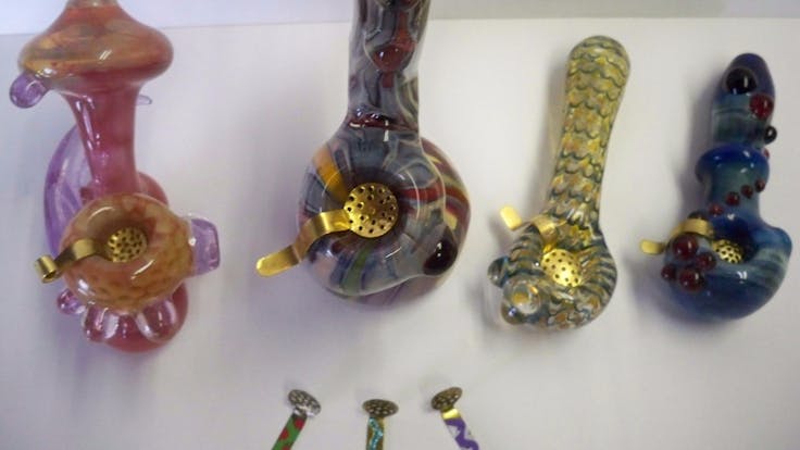 Keeps beautiful glass pipes looking beautiful
