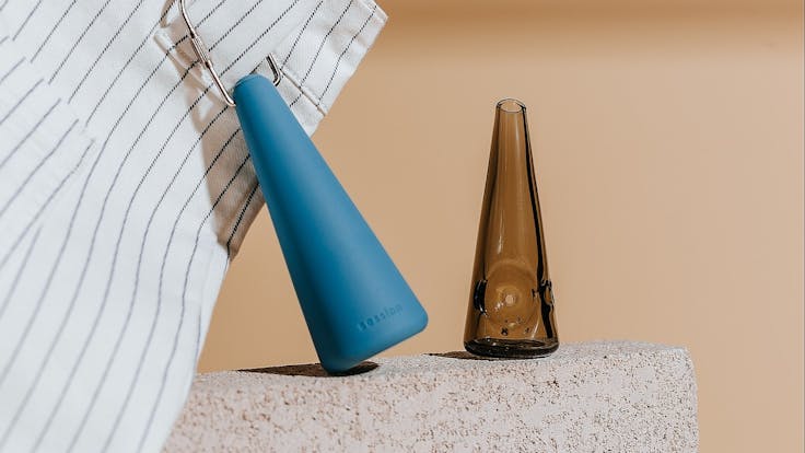 Take your high on the go with the hand held Session Pipe. Clips to your belt loop or your bag.