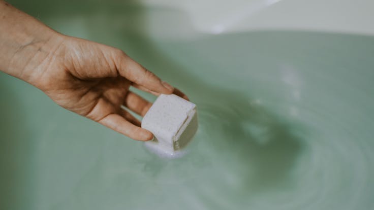 SOAK AWAY ACHES AND PAINS • 100% Natural Bath Cubes to soothe achy muscles nourish sensitive skin.