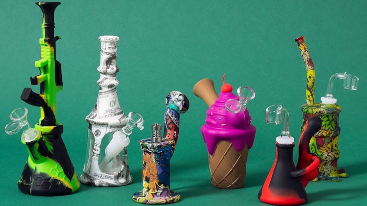 A full selection of cheap silicone bongs, dab rigs, spoon pipes and more.