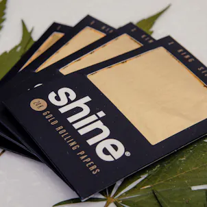 Photo of SHINE® 1-Sheet Pack King Size 24 Karat Gold Rolling Papers